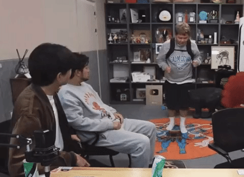  심심해서 JB 춤시키는 일진 침착맨.gif