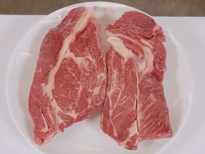한우 등심이 그릇에 올려진 사진