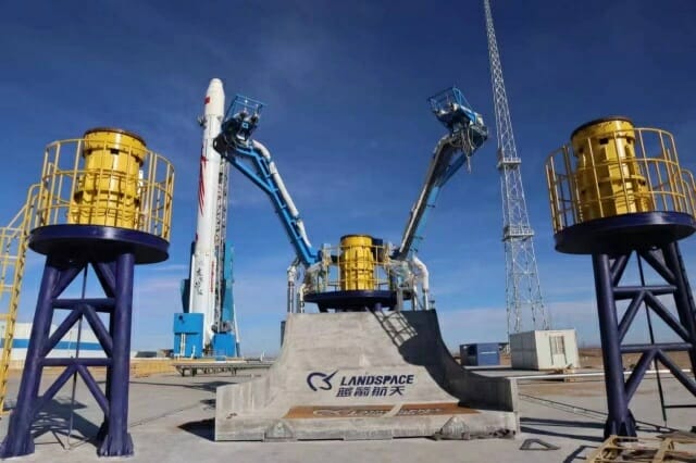 발사대에 서있는 랜드스페이스의 재활용 로켓 주췌 3호 테스트 모듈
