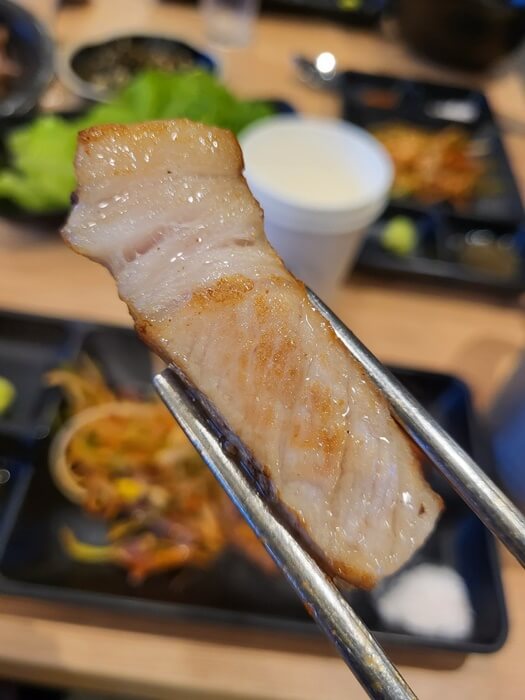 크라운돼지, 고기 먹는 모습