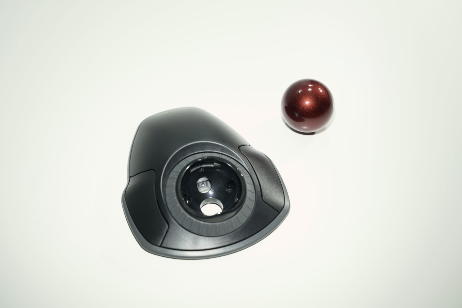 켄싱턴 오르빗 무선 트랙볼 마우스 볼 분리