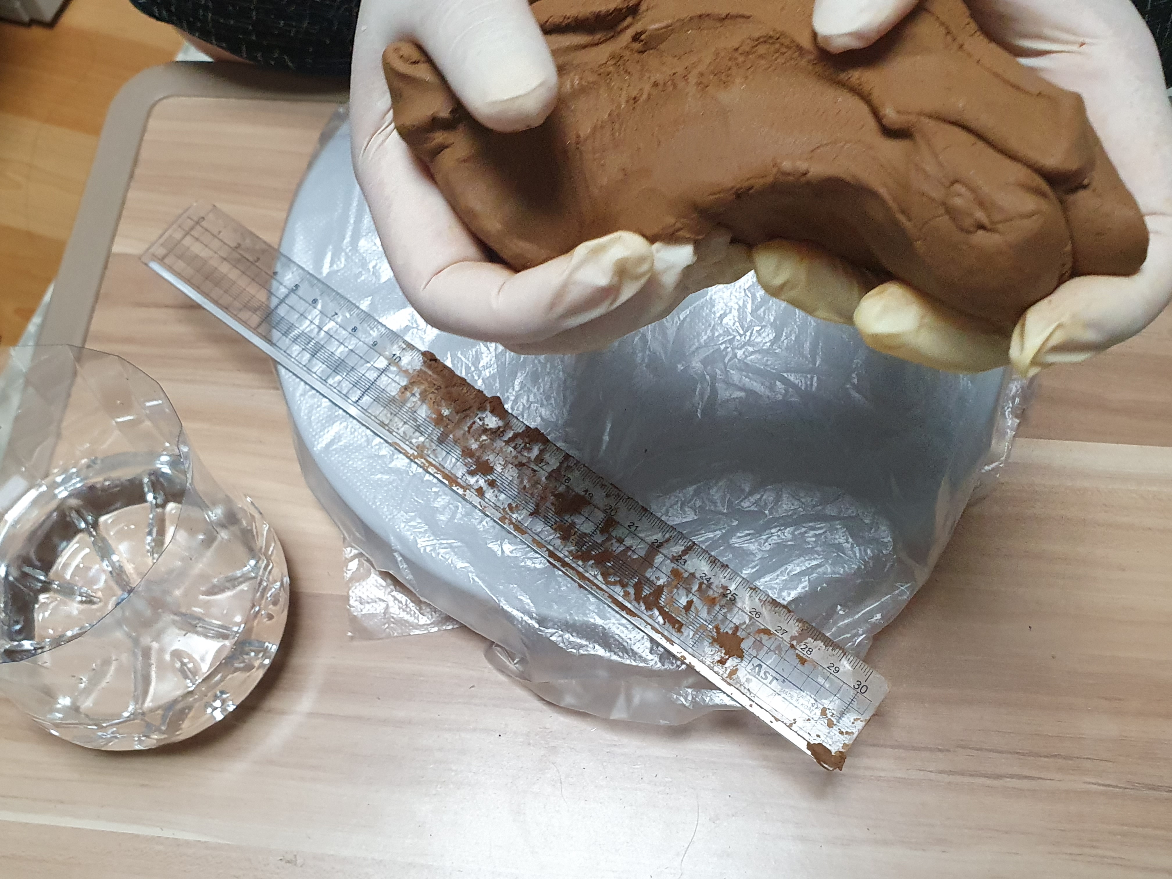 도데체 찰흙으로 뭘 하고 있는 것일까요?