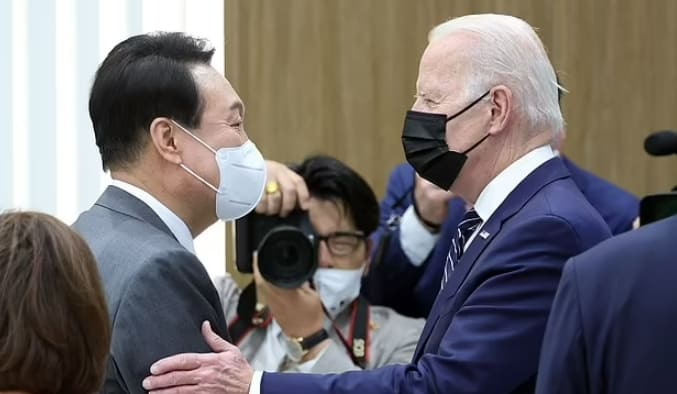 한국 방문 우리가 모르는 바이든의 실수들 VIDEO: Biden double gaffes during speech in South Korea