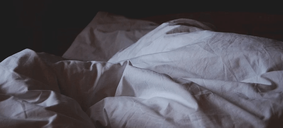 썸네일 침대위에 침구류 놓여 있는 모습