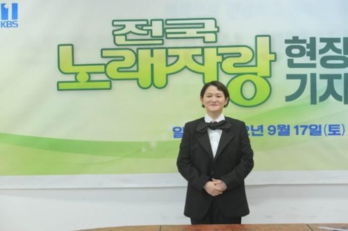 방송인 김신영이 급성 후두염으로 라디오 프로그램을 불참하고 치료 중이며&#44; &#39;전국노래자랑&#39;에서도 떠날 예정이다.
소속사는 건강 상태를 체크 중이며&#44; 새 MC로 남희석이 확정되었다.
김신영은 2022년 KBS 연예대상에서 &#39;전국노래자랑&#39;으로 우수상을 수상했으며&#44; 일부 시청자들은 MC 교체에 반발하고 있다.