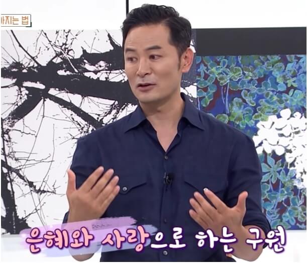 네이비남방을입고있는-남성의모습