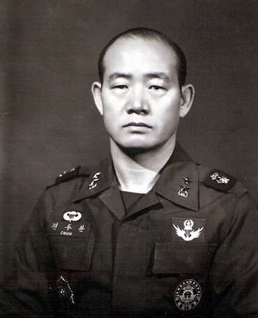  일본 도쿄 황거(皇居) 와 영빈관에 처음으로 태극기가 게양되고 애국기가 울려퍼진 날(전두환 대통령의 일본 방문)