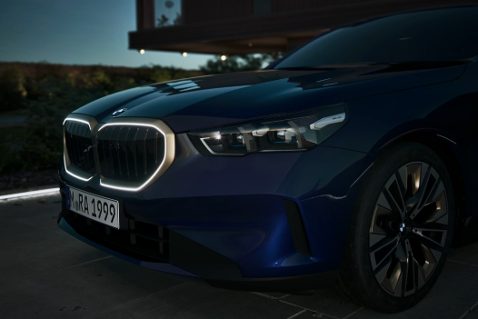 2025 BMW 5시리즈 아이코닉 글로우 2
