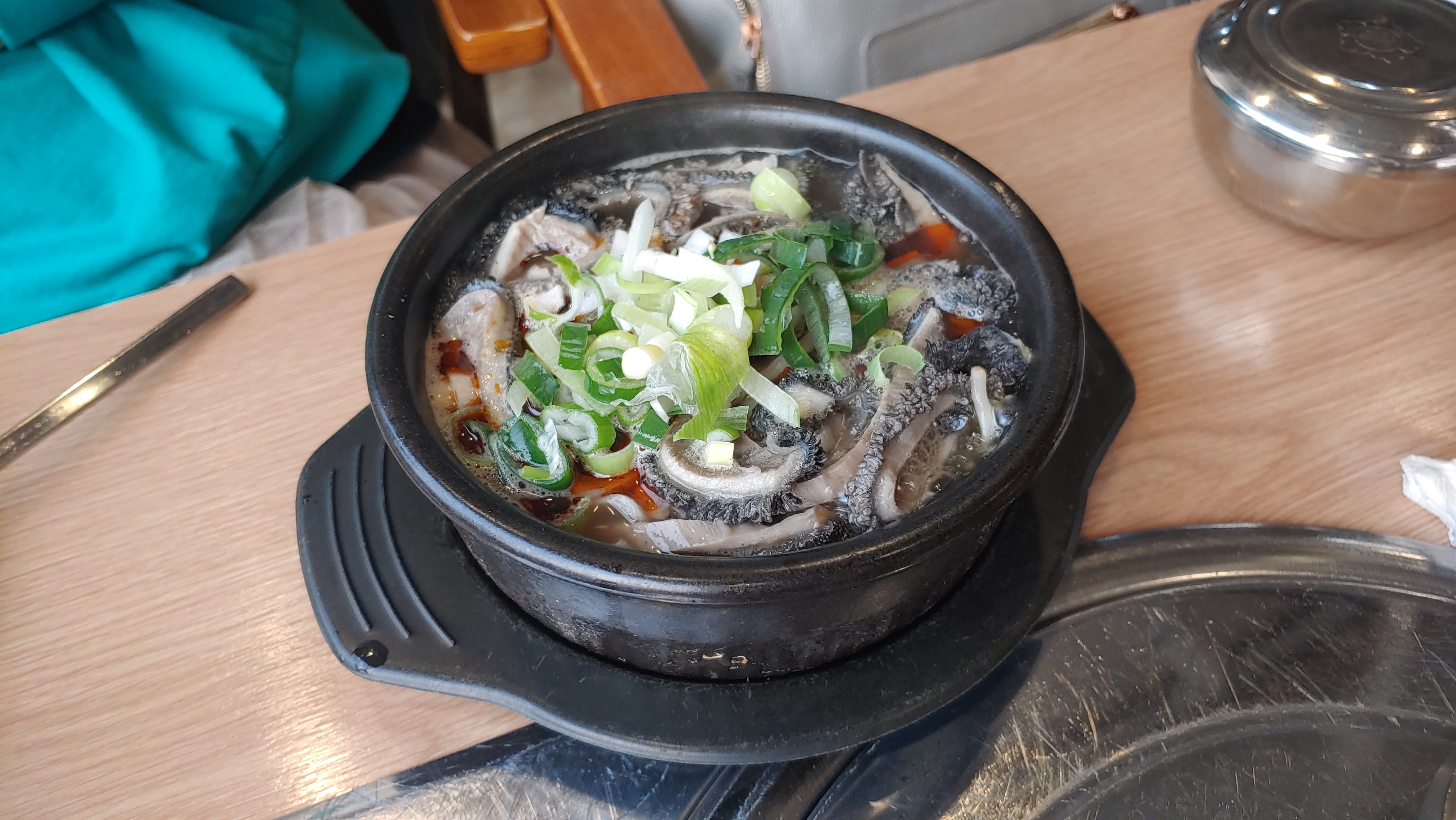  국물보다 양선지가 뚝배기에 가득담겨 푸짐한 두물머리해장국