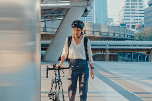 자전거로 출근하는 여성