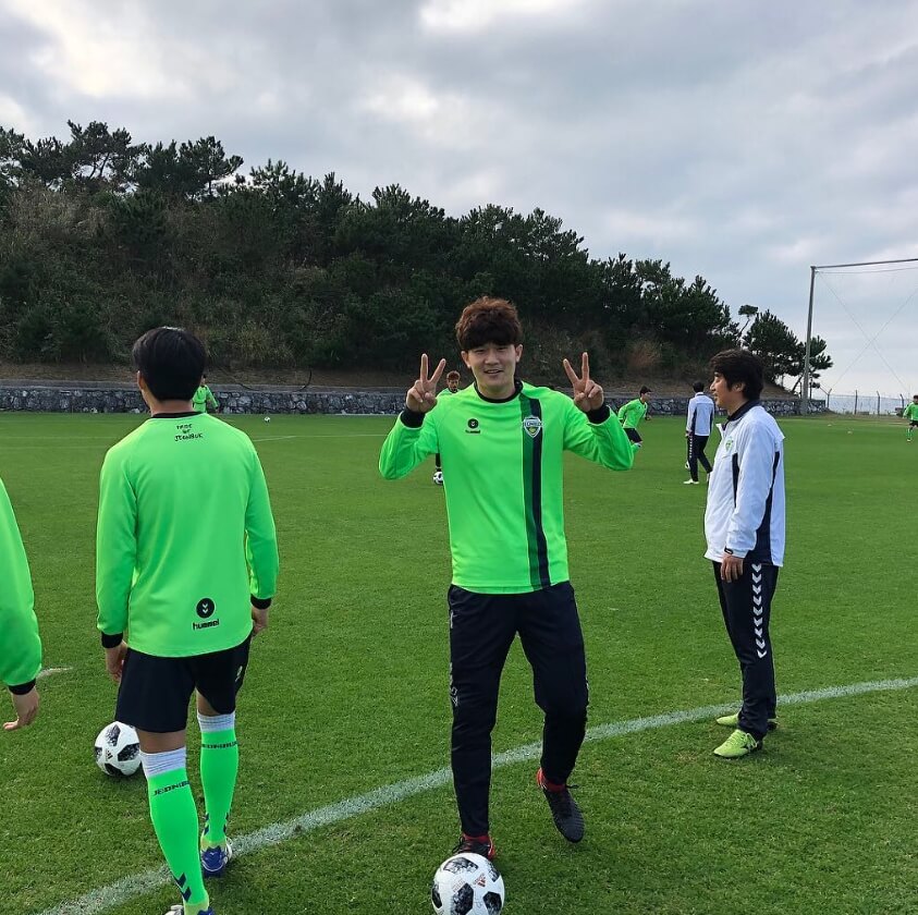 축구운동장에서있는-여러명의남성들의모습