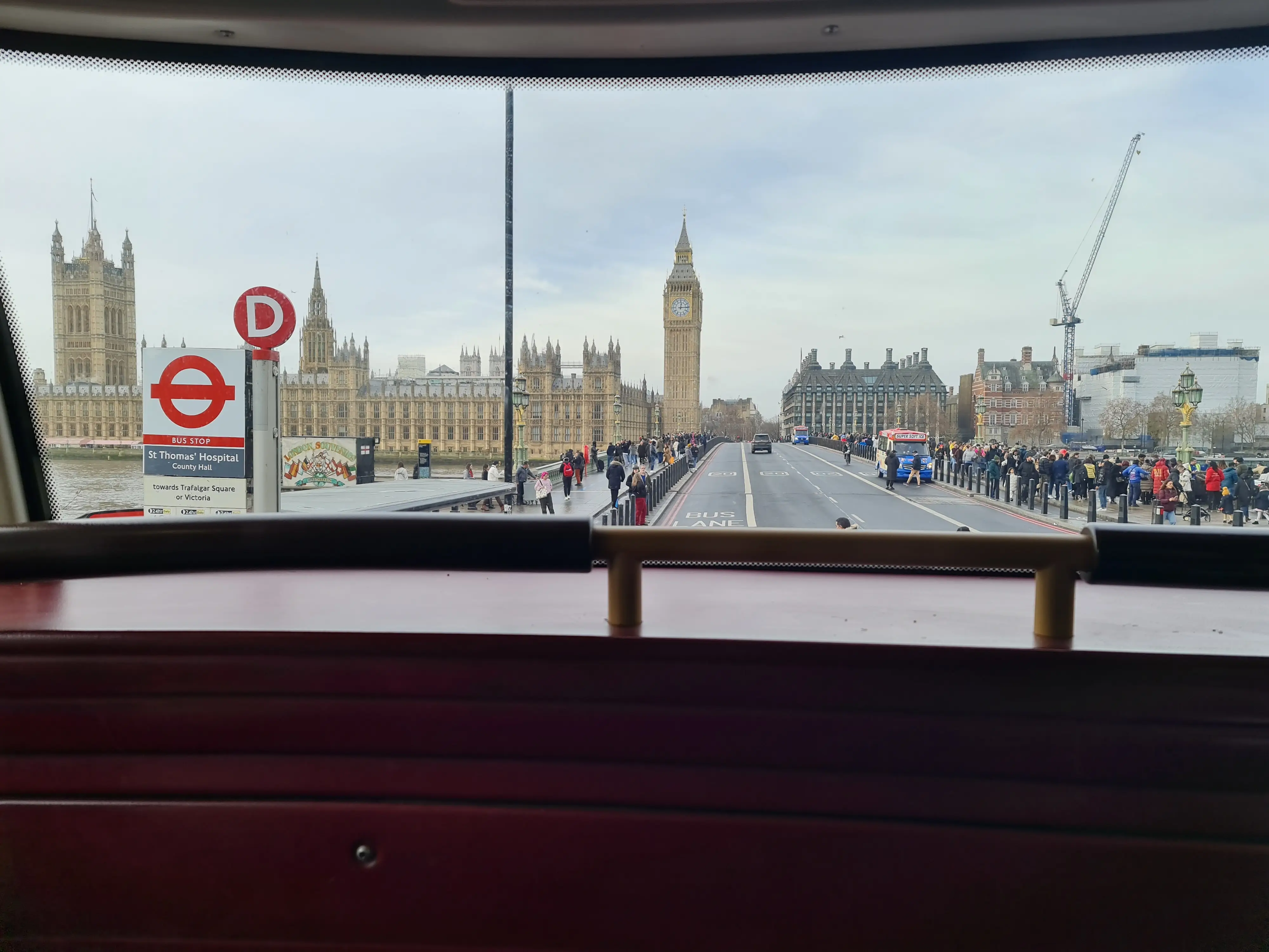 런던 2층버스를 타고 웨스트민스터 브릿지를 건너는 모습