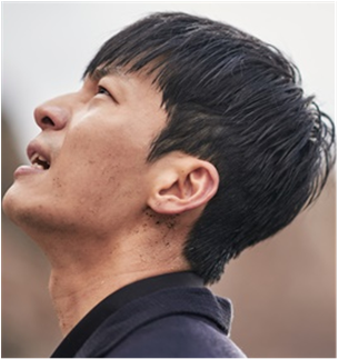 하늘을 올려다 보는 위하준 배우의 모습