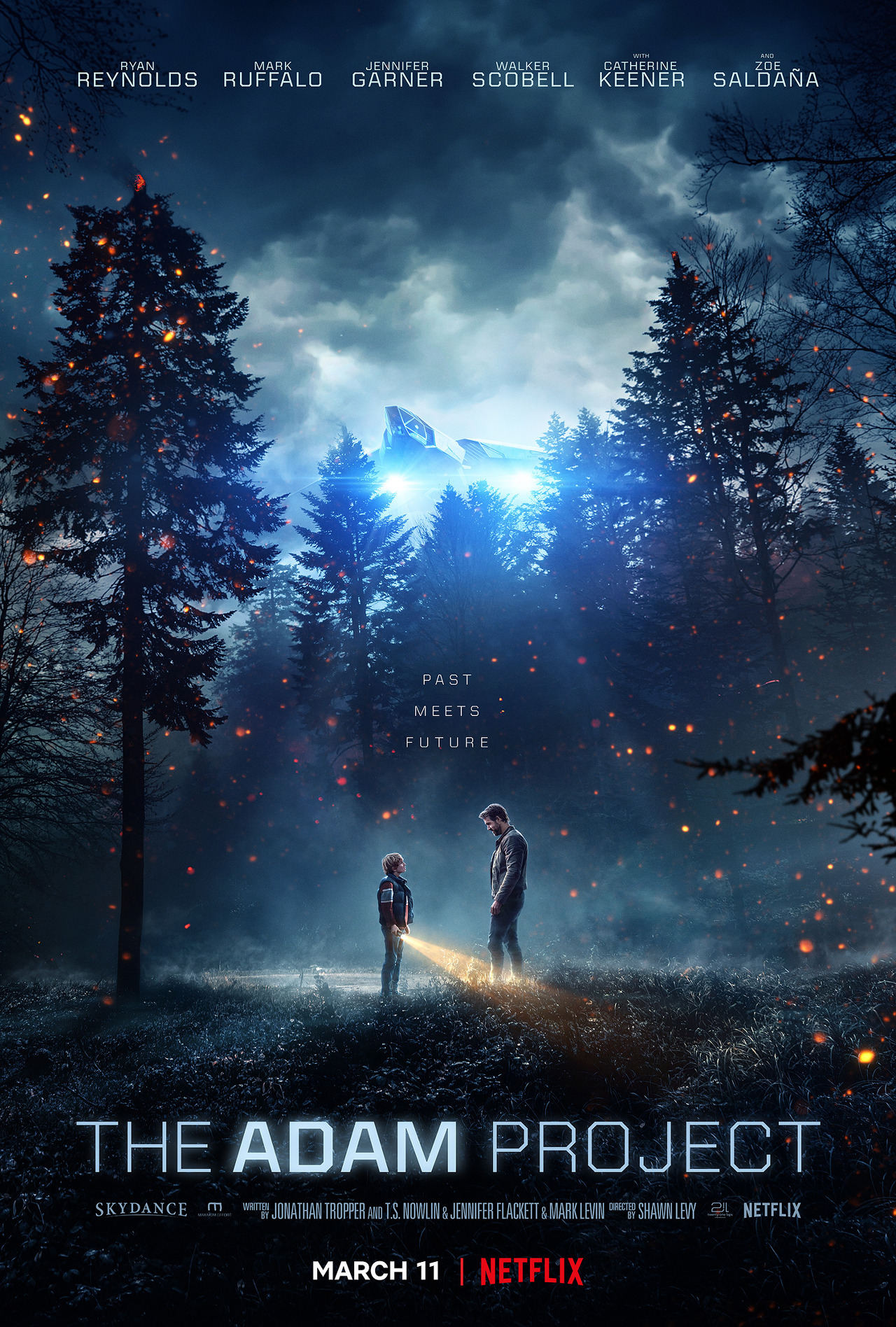 어두운 숲속에서 어릴 적 자기 자신과 만난 남자 모습의 영화 애덤 프로젝트 포스터이다.