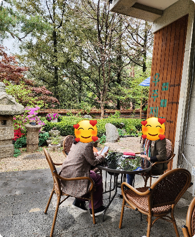 꽃 나무 의자 테이블