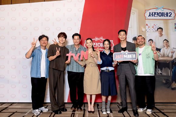 '서진이네2' 제작발표회에 참석한 이서진, 최우식, 정유미, 고민시, 박서준, 그리고 나영석 PD [사진=tvN ]