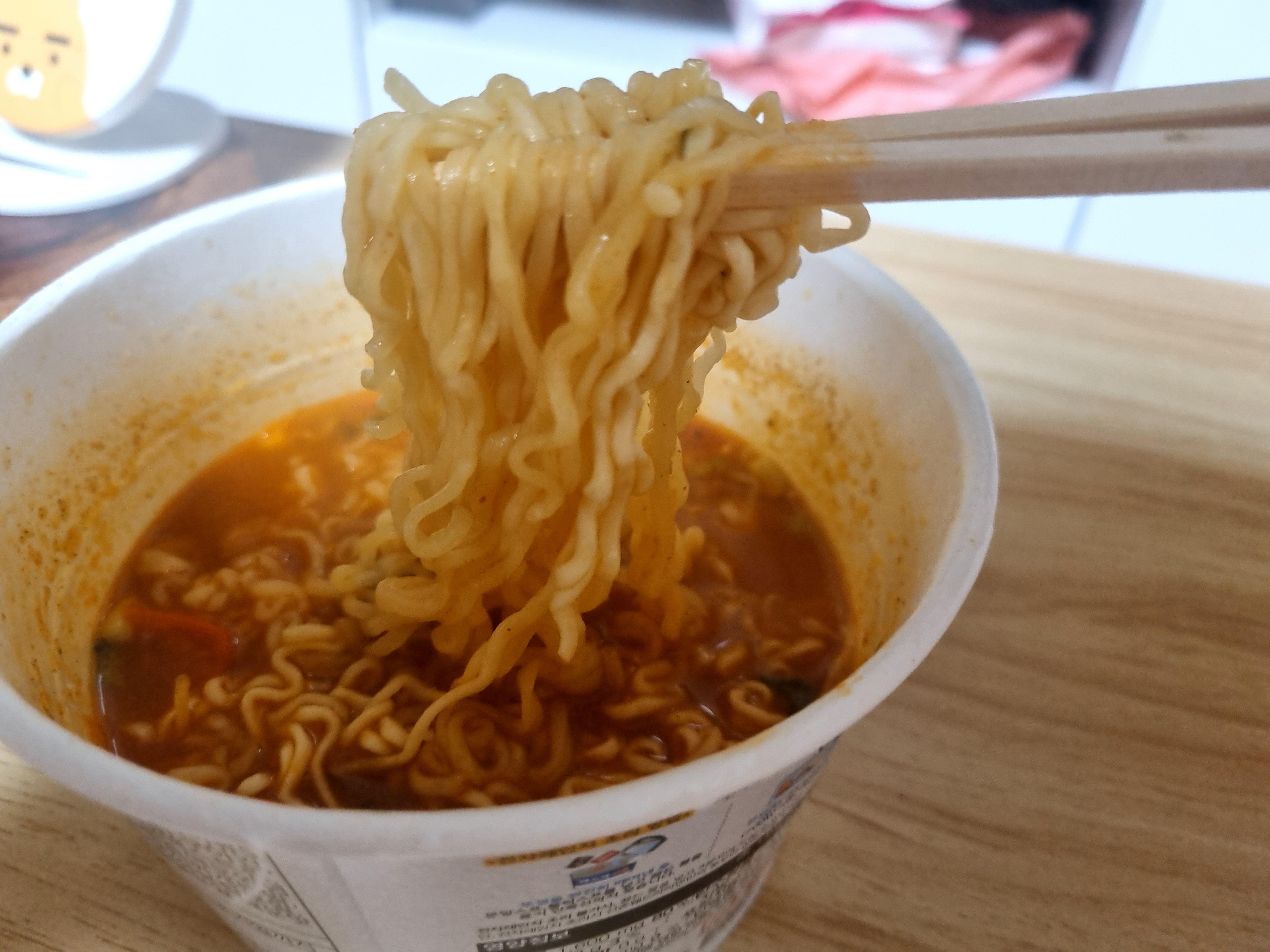  입술이 따가울 정도인 cu편의점 최루탄 매운라면 신촌 훼드라 라면 먹어었습니다.