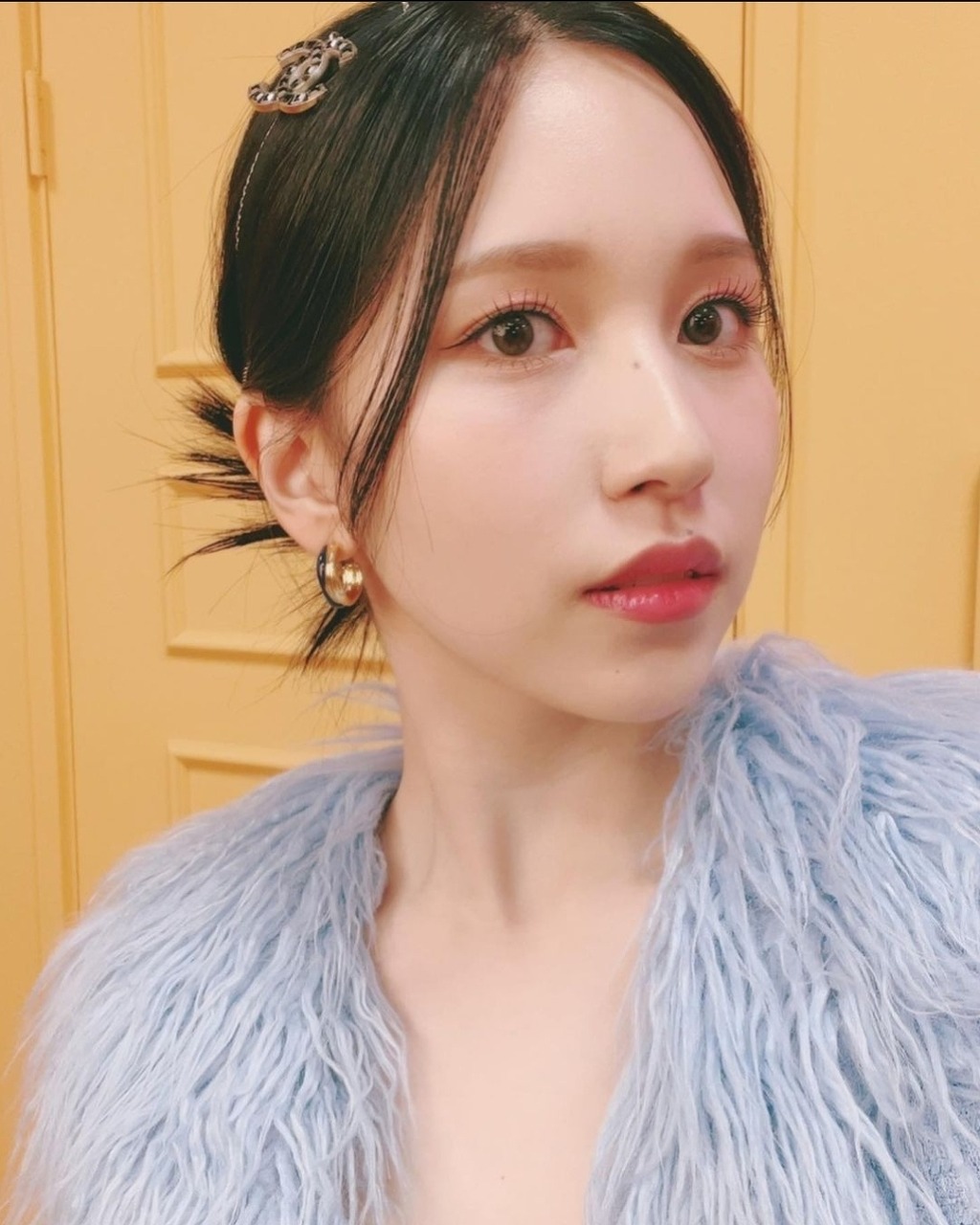  고급적인 하늘색 프라다 란제리 패션 착용한 트와이스 미나