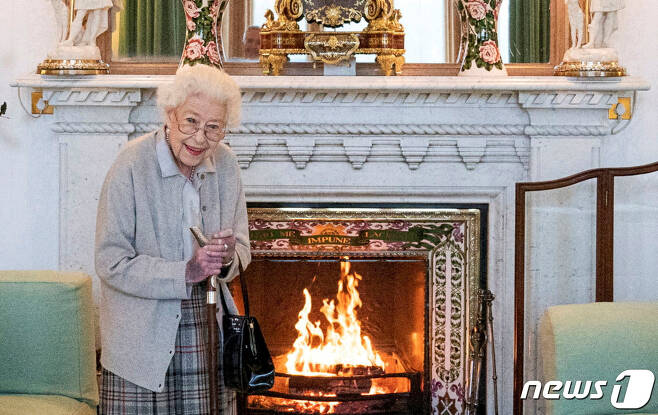 6일(현지시간) 스코틀랜드 밸모럴성에서 엘리자베스 여왕 2세가 리즈 트러스 신임 영국 총리를 맞이하기 위해 기다리고 있다. 2022.09.06