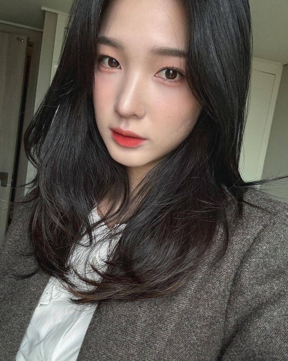  율희는 지난 2일 자신의 소셜미디어에 팬들과 소통하며 자신의 일상을 공유