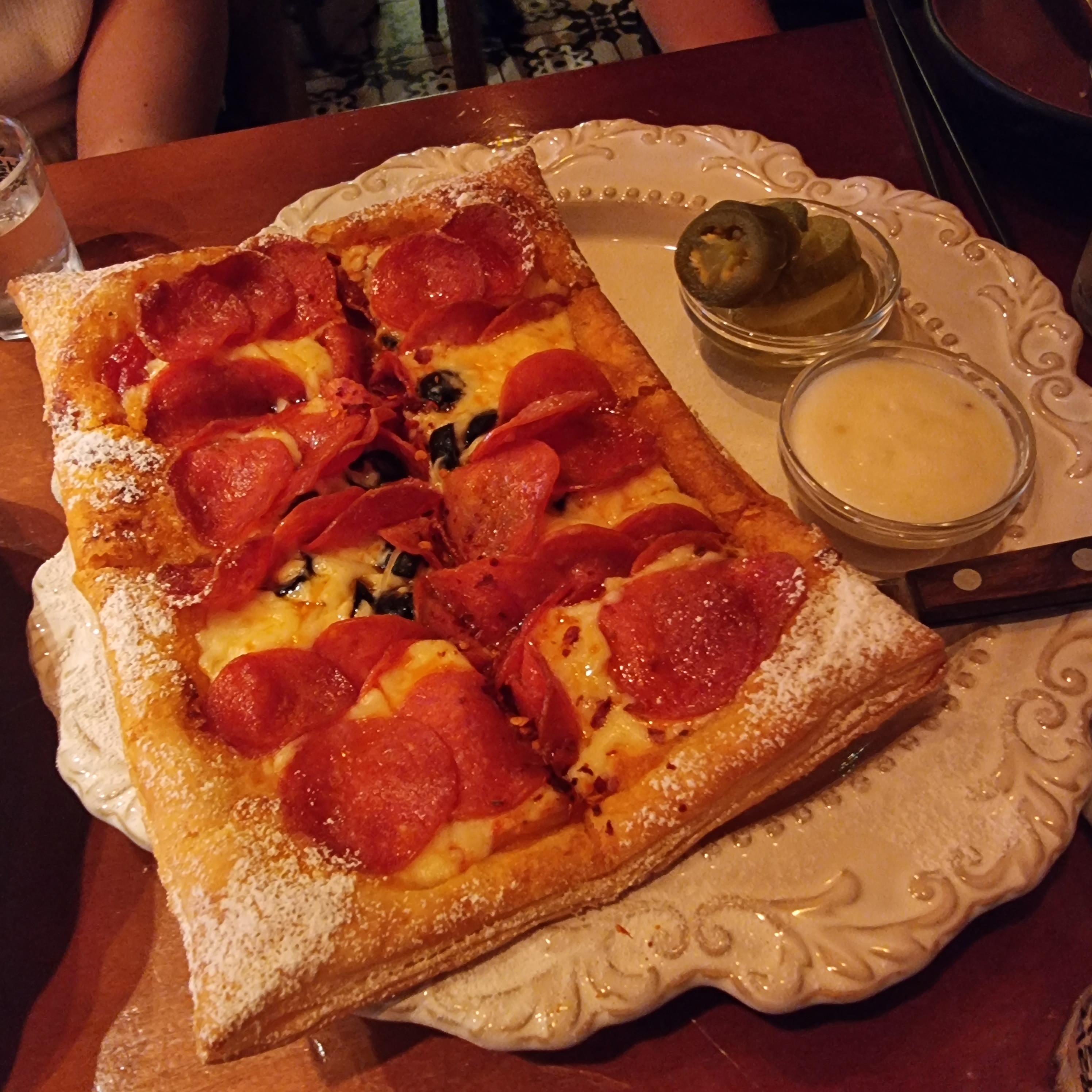  피자 겉에 빵이 페스츄리라 먹기 좋은 피맥 맛집 금별맥주 홍대 직영점
