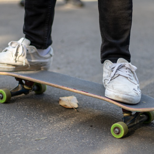  SKATEBOARD : 찢어진  운동화