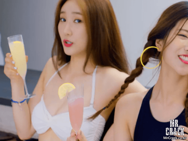  브레이브걸스 은지 비키니 - 유후 MV  움짤 gif