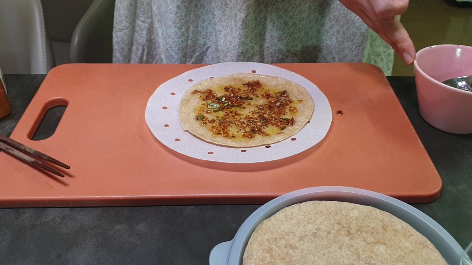 또띠아에 마늘 기름 바르기
