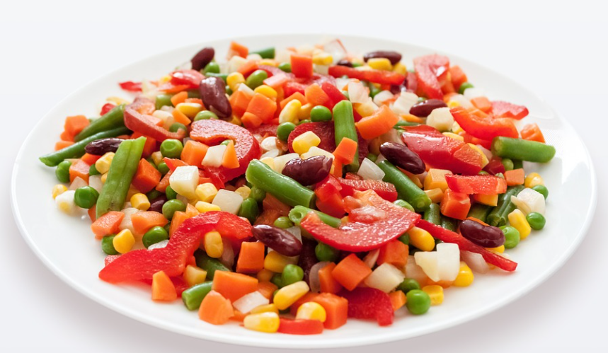 콩과 채소가 가득한 샐러드가 심혈관에 좋습니다.
