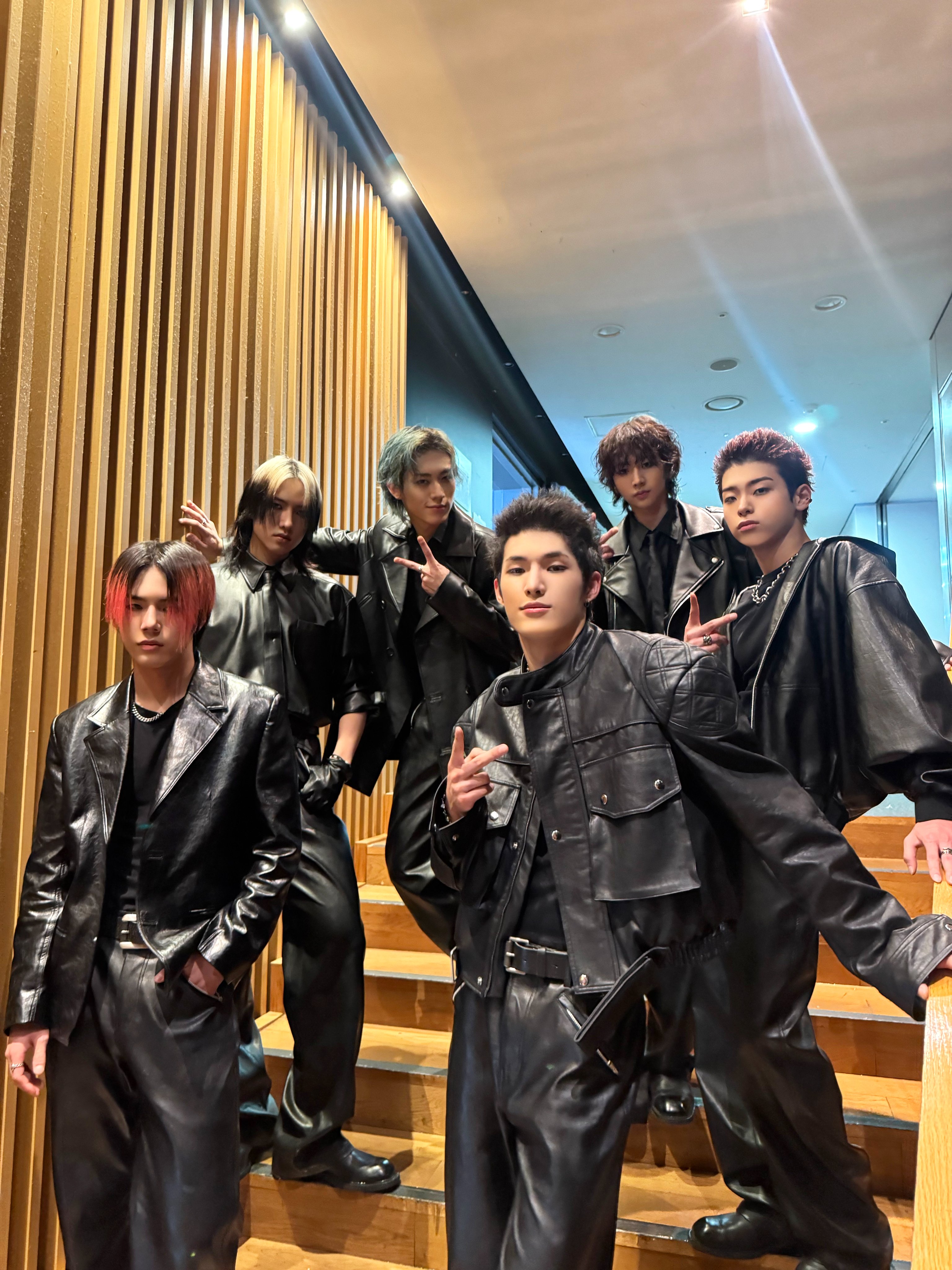 멤버 전원 피지컬이 좋아서 퍼스널컬러가 무채색 블랙인 아이돌 | 인스티즈