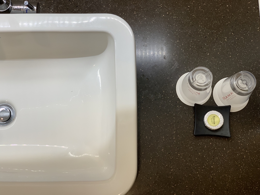 욕실-어메니티와-양치컵-그리고-비누