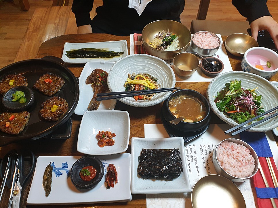  경주박물관 근처 '수석정'에서 떡갈비정식 먹었어요.