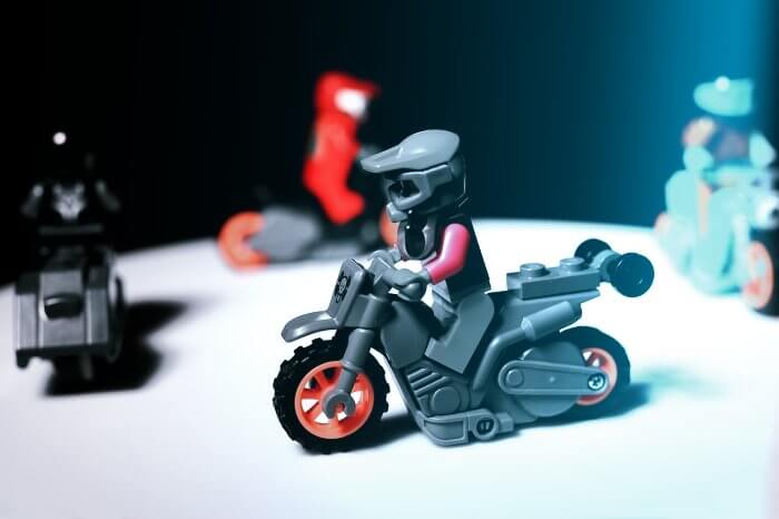 장난감-모형의-오토바이타는-사람