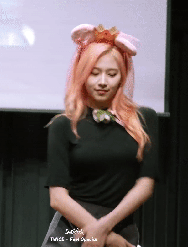 [연예] [움짤]         화려하게 흔들리는 검은티 사나 . GIF -  와이드섬