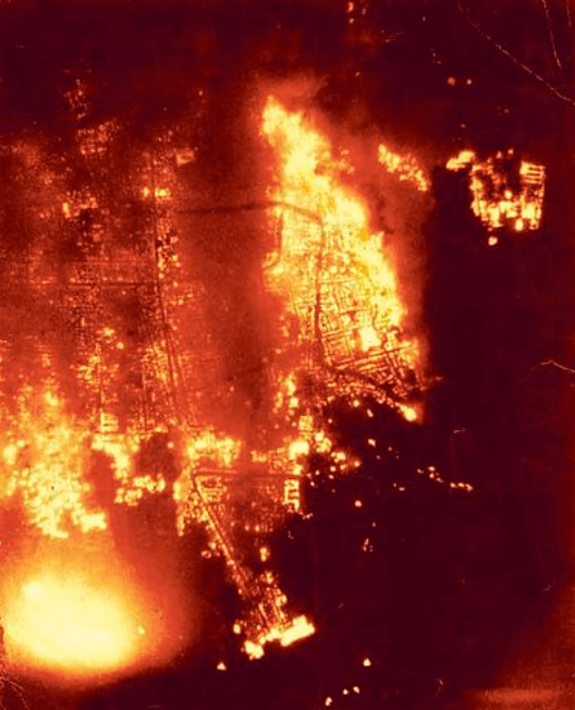 도쿄 대공습 당시의 위성 사진&#44; 네이팜 폭탄으로 불바다가 된 도쿄의 모습(컬러)