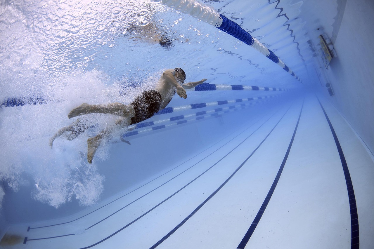 수영 선수 앞으로 물살을 가로지르며 뒤로 는 발을 내저어 공기 방 물 이 무수히 생겨난 모습입니다.