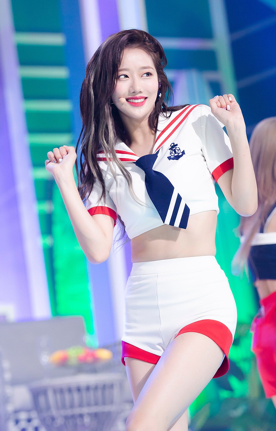  에이프릴 이나은 시원한 마린룩 무대의상 200802