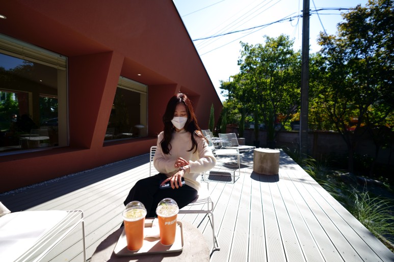 색깔이 예쁘니까 기념사진이 예쁘게 나온다! 청주 카페 프레피~건물 외벽 20