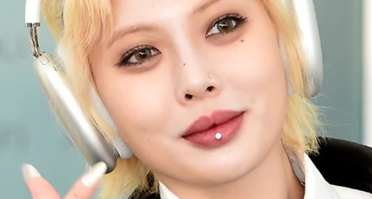 피어싱 한 현아 모습