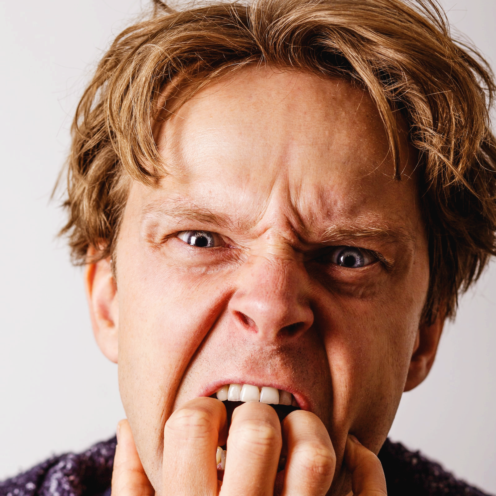 혀 깨물기_고통스러운 사람