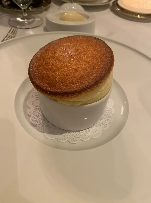 La figue de Solli&egrave;s&amp;#44; dans une boule en sucre souffl&eacute; 