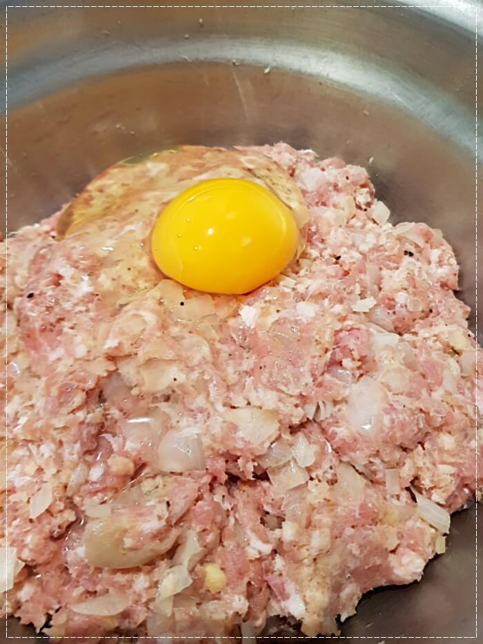 고기 반죽에 계란 넣기