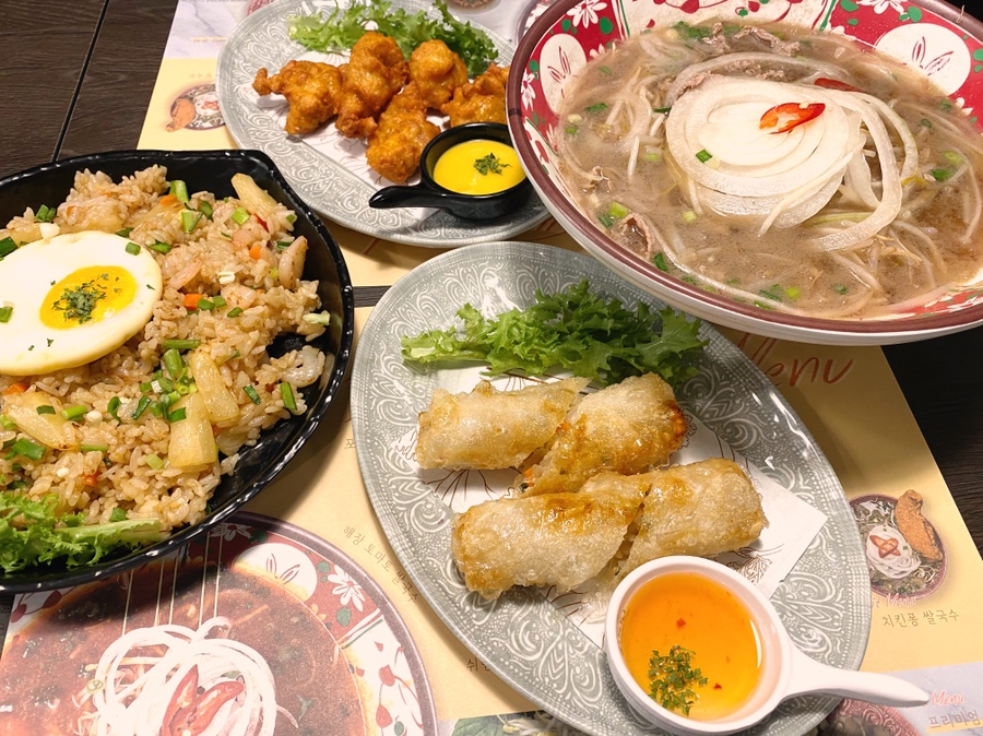쌀국수 맛집 푸니 강동역입니다. 파인애플 볶음밥 꼭 시켜주세요. 16