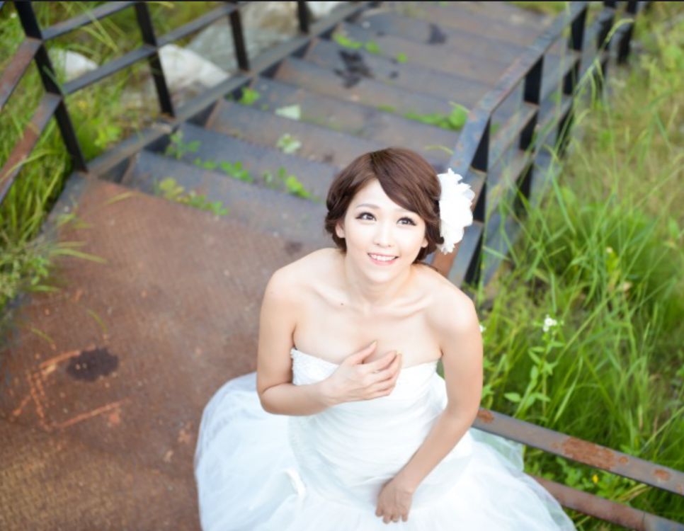  웨딩드레스를 입은 이은혜