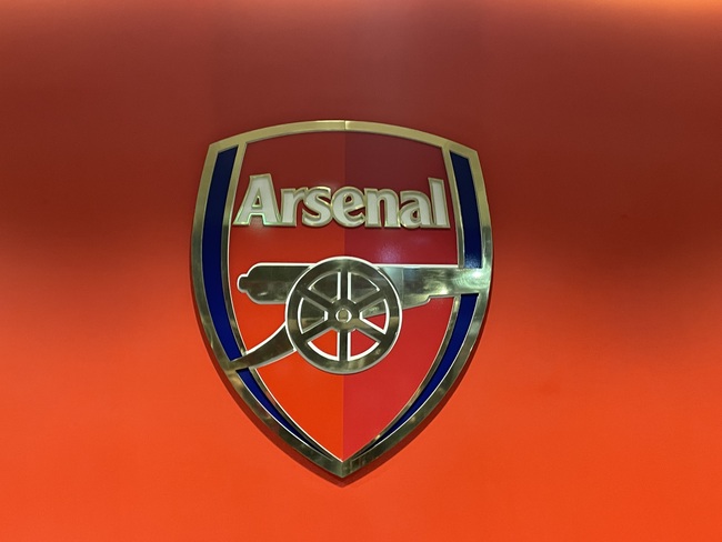 Arsenal-logo-on-red-wall