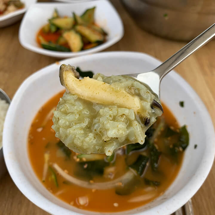 물회와 함께 맛보는 이 집의 또다른 대표 메뉴 &#39;전복죽&#39;