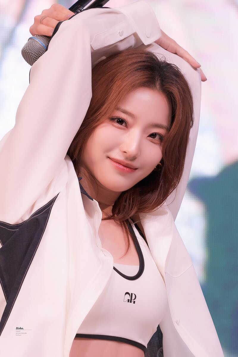  프로미스나인 새롬 가천대학교 축제 무대 의상 사진