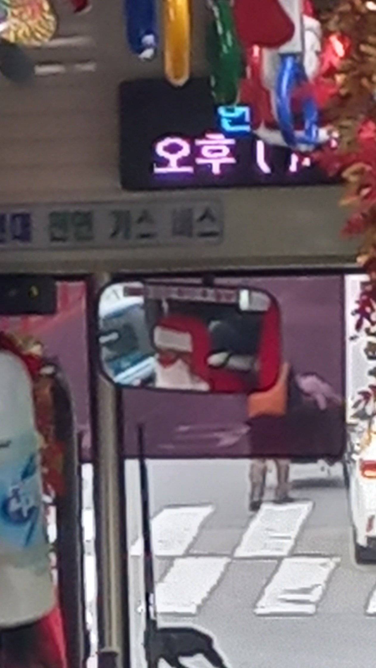  산타할아버지 루돌프 잃어서 버스운전함