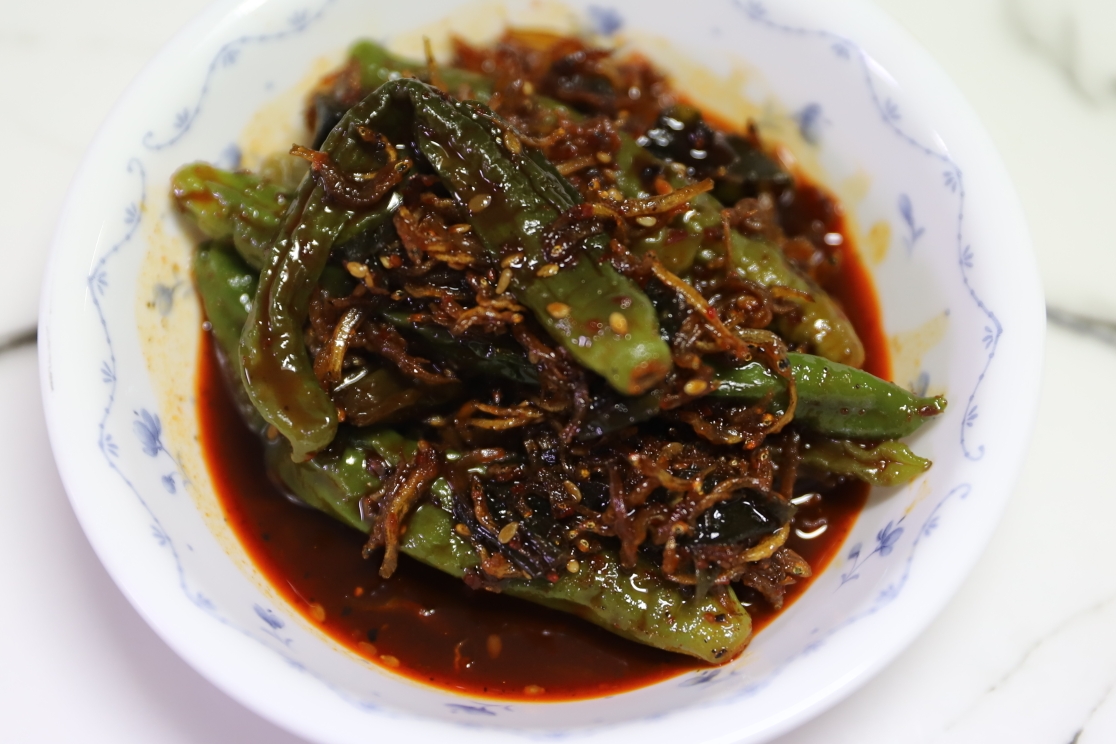꽈리고추 멸치볶음 완성되어 접시에 담긴 모습1