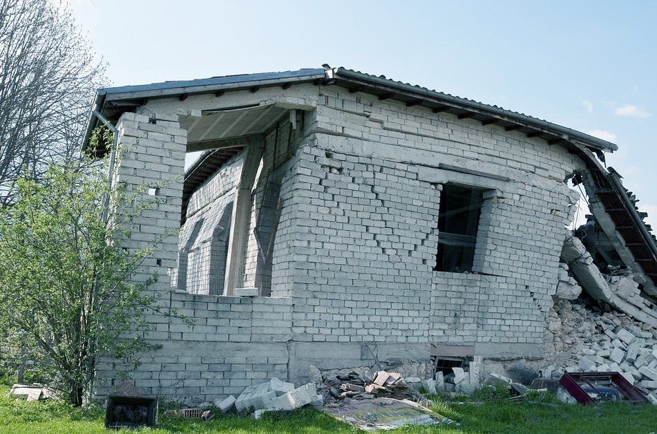 지진으로 인해 무너진 집
